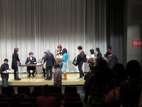 長蛇の列ができたサイン会の様子。