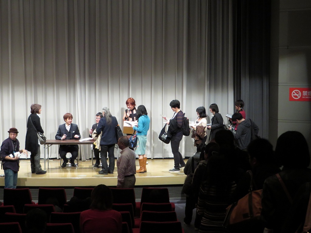 長蛇の列ができたサイン会の様子。