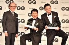 鈴木編集長と、爆笑問題（左から）。