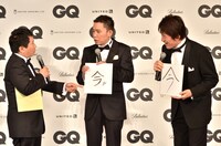 「この1年を表す漢字」として「今」を色紙に書いた林修（右）と、「この10年を表す漢字」として同じく「今」と書き、会場の笑いを誘った爆笑問題・太田（中央）。