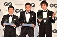 「GQ Men of the Year ＆ the Decade 2013」授賞記者会見に出席した、爆笑問題と、林修（左から）。