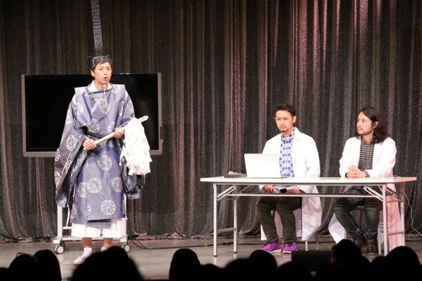 神主スタイルでプレゼンを行うチュート徳井。