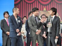 「THE MANZAI 2013」本戦サーキット第4戦で2位を獲得した千鳥。流行語で喜びを表現。