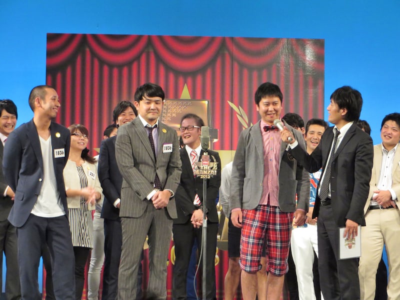 「THE MANZAI 2013」本戦サーキット第4戦で、1位獲得の喜びを語るウーマンラッシュアワー中川（前列右から2人目）。