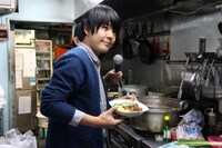 厨房に入り「旨辛ジャージャー麺」を作る阿諏訪。(c)河村正和（フォトプロ）