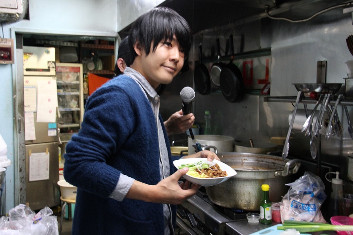 厨房に入り「旨辛ジャージャー麺」を作る阿諏訪。(c)河村正和（フォトプロ）