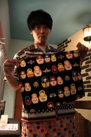 ファッションショーを繰り広げた金子。手に持っているのは新作のランチョンマット。(c)河村正和（フォトプロ）