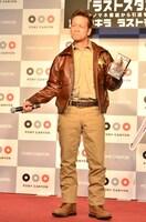 アーノルド・シュワルツェネッガーになりきる清水アキラ。