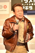 麻生太郎のモノマネをする清水アキラ。