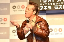 「村田英雄のモノマネ」と題して口鼓を鳴らす清水アキラ。