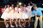 DVD「にゅるにゅる!!KAKUSENくん」の発売記念イベントに、ふなっしーの格好で登場した安田大サーカス・クロちゃんとでんぱ組.inc。