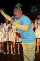 DVD「にゅるにゅる!!KAKUSENくん」の発売記念イベントに、ふなっしーの格好で登場した安田大サーカス・クロちゃん。