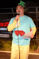 DVD「にゅるにゅる!!KAKUSENくん」の発売記念イベントで司会を務めたクロちゃん。でんぱ組.incに「フォルムが梨っぽい」と言われていた。