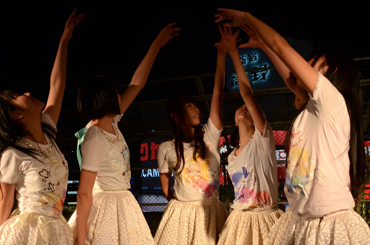 でんぱ組.incによるミニライブの様子。