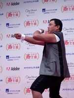 和太鼓を叩く仕草で、お祝いの場にふさわしい一発ギャグを披露するスギちゃん。