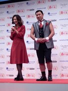 「アクサダイレクト生命 PRESENTS 寿ビデオ大賞 表彰式」に登場した優木まおみとスギちゃん。