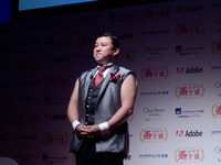 「アクサダイレクト生命 PRESENTS 寿ビデオ大賞 表彰式」に登場したスギちゃん。