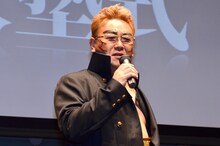 作中のキャラクター・伊達臣人に扮して登場したサンドウィッチマン伊達。