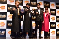 サンドウィッチマン、本作の佐藤秀俊プロデューサー、篠崎愛（左から）。