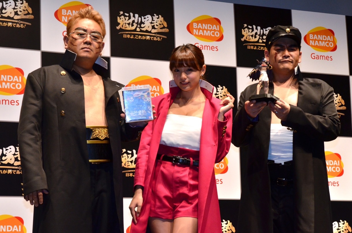 PS3用ゲームソフト「魁!!男塾 ～日本よ、これが男である！～」のPRイベントに出演した、サンドウィッチマンと、篠崎愛（中央）。
