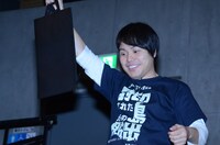 暗号を解き、会場から「黒い袋」を探し出したNON STYLE井上。