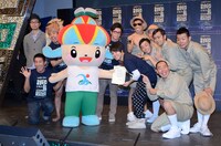 宮古島のイメージキャラクター・みーやから、芸人たちに任命状が渡された。