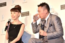 「ジョルジュ デュブッフ ボジョレー ヌーヴォー」で酔ってしまい、水を飲む爆笑問題・太田（右）。