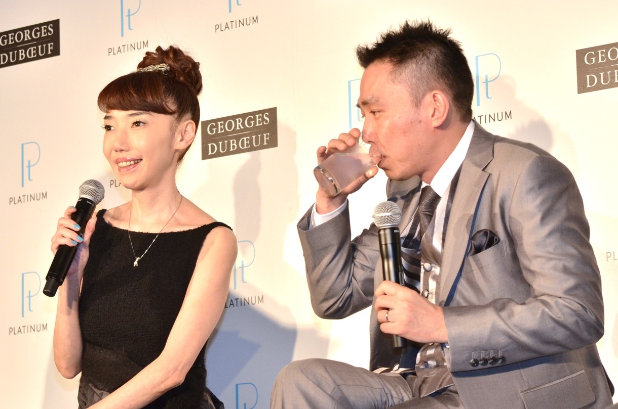 「ジョルジュ デュブッフ ボジョレー ヌーヴォー」で酔ってしまい、水を飲む爆笑問題・太田（右）。