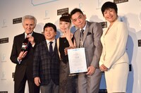（左から）醸造家のジョルジュ・デュブッフ氏、爆笑問題・田中、爆笑問題・太田夫妻、プラチナ・ギルド・インターナショナルの代表取締役・ハンキンソン尚子氏。