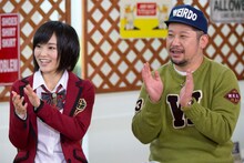 新番組「NMB48山本彩のM－姉 ～ミュージックお姉さん～」でMCを務めるケンドーコバヤシ（右）と、NMB48の山本彩（左）。