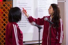 ボン・ジョヴィの「You Give Love A Bad Name」の歌詞を精読する椿鬼奴（右）。