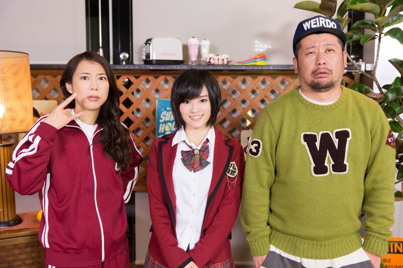 新番組「NMB48山本彩のM－姉 ～ミュージックお姉さん～」でMCを務めるケンドーコバヤシ（右）と、NMB48の山本彩（中央）。椿鬼奴（左）はコーナーレギュラーとして出演する。