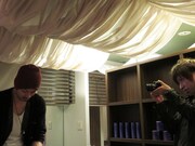 シャンプー中の北見を撮影するりんたろー。