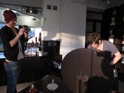 落札者にマッサージするりんたろーを撮影する北見。