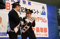 暴力団員と接触したときの対処法を披露する寺門（左）。