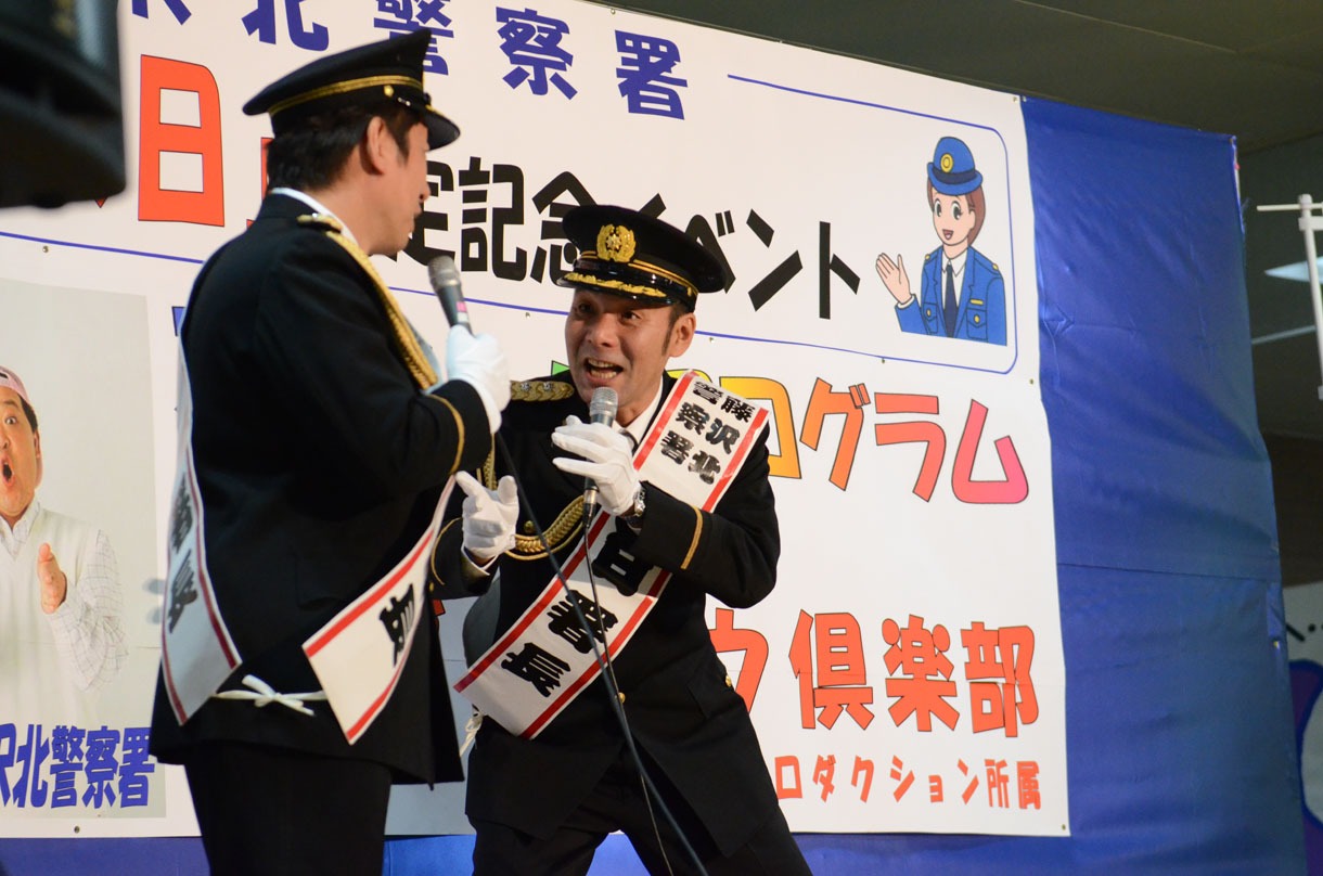 暴力団員と接触したときの対処法を披露する寺門（左）。