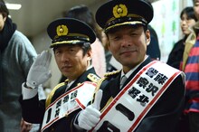 藤沢北警察署「交番の日」制定記念イベントに登場したダチョウ倶楽部・肥後と寺門（右から）。