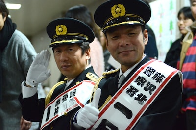 藤沢北警察署「交番の日」制定記念イベントに登場したダチョウ倶楽部・肥後と寺門（右から）。