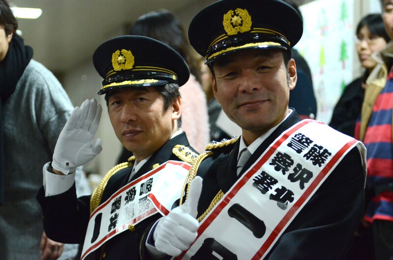 藤沢北警察署「交番の日」制定記念イベントに登場したダチョウ倶楽部・肥後と寺門（右から）。