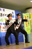 藤沢北警察署「交番の日」制定記念イベントに登場したダチョウ倶楽部・肥後と寺門。