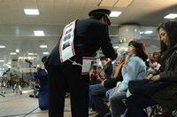 観客にインタビューする寺門。