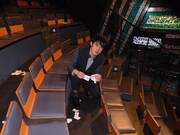 破り捨てられた自分たちの名前が書かれた投票用紙を掃除する井下好井・好井。