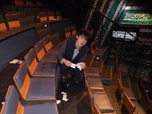 破り捨てられた自分たちの名前が書かれた投票用紙を掃除する井下好井・好井。