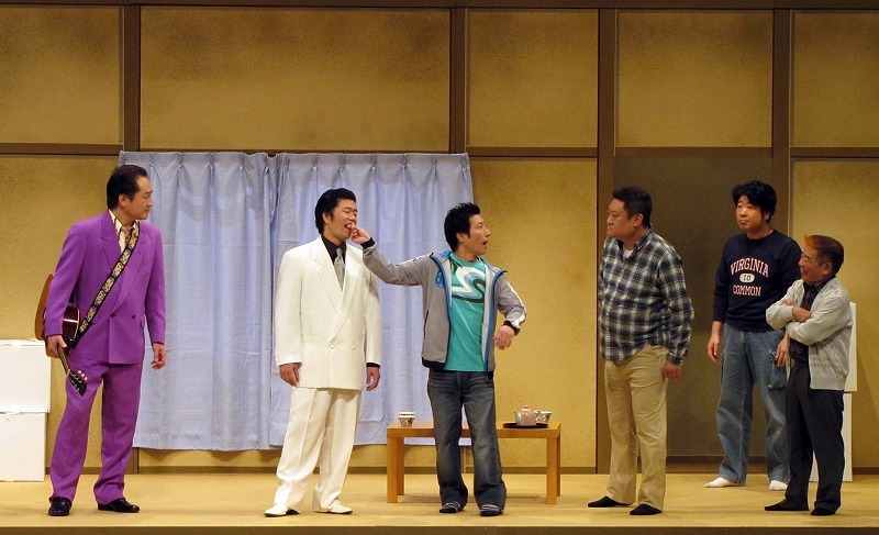 吉本新喜劇「ひょっとこ刑事（デカ）、張り込みをする」(c)吉本興業