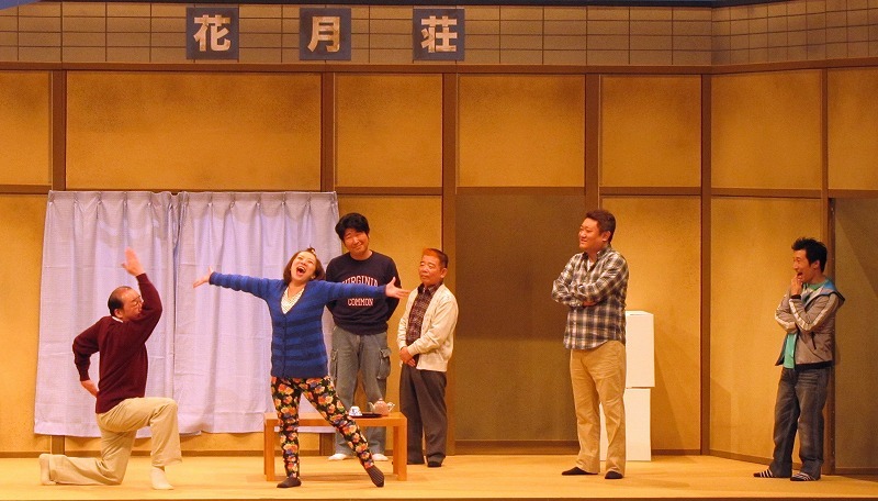 吉本新喜劇「ひょっとこ刑事（デカ）、張り込みをする」(c)吉本興業
