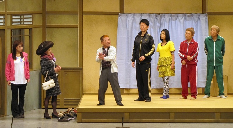 吉本新喜劇「ひょっとこ刑事（デカ）、張り込みをする」(c)吉本興業