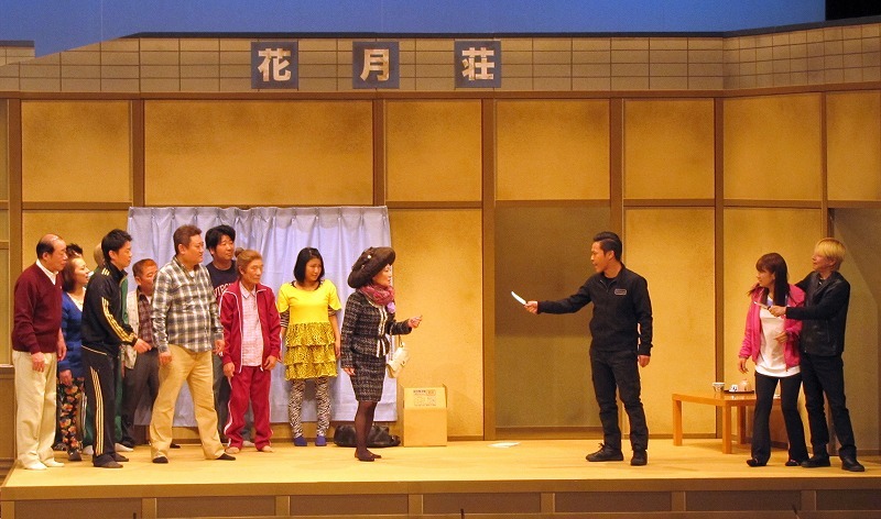 吉本新喜劇「ひょっとこ刑事（デカ）、張り込みをする」(c)吉本興業