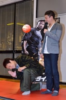 イベント中、自身のギャグ「ブラジルの人、聞こえますかー？」を何度か披露した、サバンナ八木（左）。