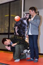 イベント中、自身のギャグ「ブラジルの人、聞こえますかー？」を何度か披露した、サバンナ八木（左）。