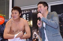 サバンナ。シャツを脱いだ八木（左）の姿を見て、高橋（右）は「最近鍛えてないでしょう？」と冷静に指摘していた。